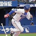 　３回ＤｅＮＡ１死一、三塁、勝又が左前に勝ち越し打を放つ＝横浜