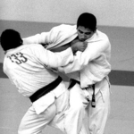 　１９７６年モントリオール五輪柔道軽重量級の決勝で攻める二宮和弘さん（右）（共同）