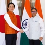 　インドのミスリ外務次官（右）と握手する自民党の小林政調会長＝４日、インド・ニューデリー（共同）