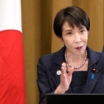 　記者団の取材に応じる高市首相＝４日、キャンベラ（共同）