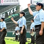 　甲子園球場で行われた全国審判講習会に参加した女性審判員の岩男香澄さん（右端）ら＝４日、兵庫県西宮市
