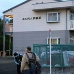 　男が一時、立てこもったアパート＝４日午後６時５０分、愛知県豊橋市多米中町