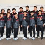 　撮影に応じる、柔道の愛知・名古屋アジア大会代表選手ら＝４日、味の素ナショナルトレーニングセンター