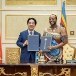 　エスワティニで国王ムスワティ３世（右）と会談した台湾の頼清徳総統＝３日（総統府提供・ＡＰ＝共同）