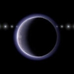 　太陽系外縁天体２００２ＸＶ９３（中央）が恒星の手前を通過する様子の想像図。天体の近くで恒星が減光している（国立天文台提供）