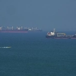　４月２８日、イラン沖のホルムズ海峡に浮かぶ石油タンカー（ゲッティ＝共同）