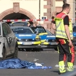 　４日、ドイツ東部ライプチヒで、人混みに突っ込んで破損した車の脇で活動する救助隊員ら（Ｓｅｂａｓｔｉａｎ　Ｗｉｌｌｎｏｗ／ＤＰＡ提供、ＡＰ＝共同）