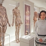 　「コスチューム・アート展」で、自らの作品（左２点）のそばに立つ廣川玉枝さん＝４日、米ニューヨークのメトロポリタン美術館（共同）