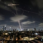 　イランのミサイルを迎撃するイスラエルの防空システム「アイアンドーム」＝２０２５年６月、テルアビブ（ＡＰ＝共同）