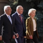 　５日、アルメニアの首都エレバンの大統領府に到着したパシニャン首相（中央）、ＥＵのコスタ大統領（左）、ＥＵ欧州委員会のフォンデアライエン委員長（ＡＰ＝共同）