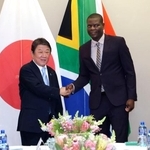 　南アフリカのラモラ国際関係・協力相（右）と握手を交わす茂木外相＝５日、プレトリア（共同）