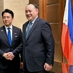 　握手を交わす小泉防衛相（左）とフィリピンのテオドロ国防相＝５日、マニラ（共同）