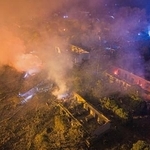 　捜索活動が続く、爆発が起きた花火工場周辺＝５日、中国湖南省瀏陽市（新華社＝共同）