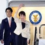 　ベトナム、オーストラリア訪問を終え、羽田空港に到着した高市首相＝５日夜