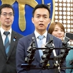 　記者団の取材に応じる自民党青年局の平沼正二郎局長（中央）＝５日、台北市（共同）