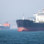 　ホルムズ海峡の船舶＝４日、イラン南部バンダルアバス沖（イラン学生通信・ＷＡＮＡ提供、ロイター＝共同）