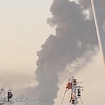 　ＵＡＥ東部フジャイラの石油産業地区で無人機攻撃後に立ち上る煙（４日公開のソーシャルメディアから、ロイター＝共同）