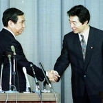 　小選挙区制導入を含む政治改革法案の修正合意を受け、握手する細川護熙首相（右）と河野洋平自民党総裁＝１９９４年１月、国会