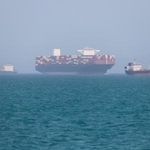 　ホルムズ海峡の船舶＝４日、イラン南部バンダルアバス沖（イラン学生通信・ＷＡＮＡ提供、ロイター＝共同）