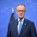 　昨年１０月、ブリュッセルで記者会見するドイツのメルツ首相（ゲッティ＝共同）