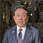 　記者団の取材に応じる赤沢経産相＝５日、パリ（共同）