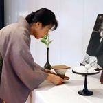 　佐藤春夫の「御供茶式」で遺影に茶を供える地元の茶道愛好家＝６日午前、和歌山県新宮市
