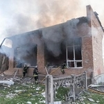 　ロシア軍の空爆後、消火活動に当たる消防隊員ら＝５日、ウクライナ東部ドネツク州（ゲッティ＝共同）