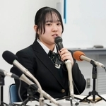 　記者会見する才津結愛さん＝６日午前、長崎市