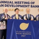 　アジア開発銀行の年次総会次回開催地の名古屋をアピールする広沢一郎市長（左から２人目）ら＝６日、ウズベキスタン・サマルカンド（共同）