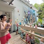 　第６１回ベネチア・ビエンナーレ国際美術展の内覧会で、日本館の展示について説明する美術家の荒川ナッシュ医さん＝６日、イタリア・ベネチア（共同）