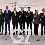 　Ｇ７貿易相会合に出席した各国の閣僚ら。右から２人目が赤沢経産相＝６日、パリ（ロイター＝共同）