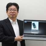 　「詐欺防止啓発ノベル」を紹介する高松地検の浜渦龍一広報官＝４月、高松地検