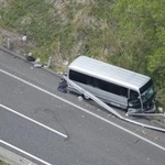 　福島県郡山市の磐越自動車道でガードレールに衝突したマイクロバス＝６日午後０時１６分（共同通信社ヘリから）