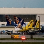 　マイアミの空港に駐機する航空会社の旅客機。黄色は経営破綻したスピリット航空機＝２日（ロイター＝共同）