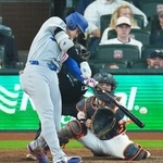 　アストロズ戦の５回、適時打を放つドジャース・大谷＝ヒューストン（共同）