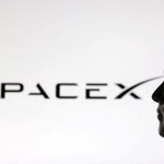 　「スペースＸ」のロゴと、イーロン・マスク氏のイメージ（ロイター＝共同）