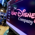 　ニューヨーク証券取引所のモニターに表示された「ウォルト・ディズニー」のロゴ（ＡＰ＝共同）
