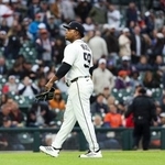 　レッドソックス戦で退場処分を受け、グラウンドを後にするタイガースのフランバー・バルデス＝５日、デトロイト（ゲッティ＝共同）