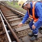 　新開発の「トングレール」について説明するＪＲ東海の三輪昌弘さん＝４月、東京都品川区