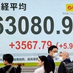 　初めて６万３０００円台に乗せた日経平均株価を示すモニター＝７日午後、東京都中央区