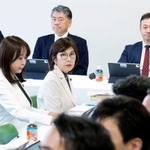 　自民党の法務部会と司法制度調査会の合同会議に出席した（手前左から）森元法相、稲田朋美衆院議員ら。右奥は鈴木前法相＝７日午後、東京・永田町の党本部