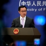 　記者会見する中国外務省の林剣副報道局長＝７日、北京（共同）