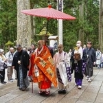 　金剛峯寺で営まれた「旧正御影供」で、奥之院の灯籠堂に向かう藤田光寛・寺務検校執行法印（中央左から２人目）ら＝７日午前、和歌山県高野町