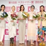 　第１８回ベストマザー賞を受賞した（左から）鮫島彩さん、加藤ミリヤさん、相武紗季さん、南明奈さん、安藤桃子さん＝７日午後、東京都中央区