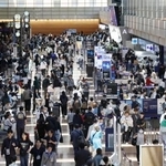 　ゴールデンウイーク後半の５連休初日を迎え、混雑する羽田空港の出発ロビー＝２日