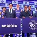 　ＢリーグのＳＲ渋谷が東京サンロッカーズにクラブ名を変更することが発表され、写真に納まるベンドラメ礼生（後列右端）ら＝７日、東京都品川区
