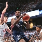 　Ａ東京戦で攻め込む長崎のブラントリー（中央）＝ハピネスアリーナ（（Ｃ）Ｂ．ＬＥＡＧＵＥ）