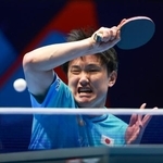 　男子準々決勝のドイツ戦でプレーする張本智和＝ロンドン（共同）