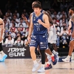 　Ａ東京戦で活躍し、拳を握る長崎の熊谷（１１）＝ハピネスアリーナ（（Ｃ）Ｂ．ＬＥＡＧＵＥ）