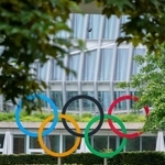 　国際オリンピック委員会（ＩＯＣ）本部前に掲げられた五輪マーク＝６日、ローザンヌ（ロイター＝共同）